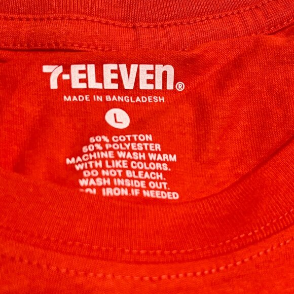 [LARGE] 7-Eleven Speedway Christmas 2023 Graphic T-Shirt [RED] NEW IN … - Picture 2 of 4
